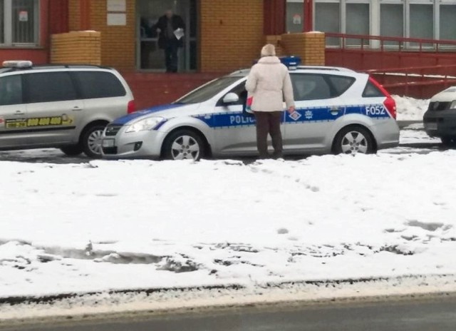 Kobieta skracała sobie drogę na al. Kościuszki. Zauważyli ją policjanci...