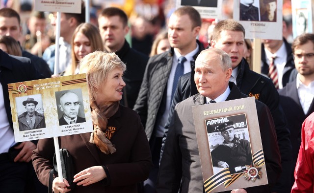 Putin na marszu Pułku Nieśmiertelnych w Moskwie, 9 maja 2022