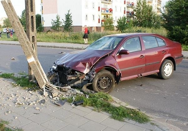 27-latek potrącił 15-latka na motorowerze. A potem walnął w słup!