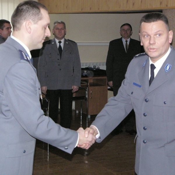 Goszczącego po raz pierwszy we Włoszczowie komendanta wojewódzkiego policji Mirosława Schosslera (z prawej) powitał w sali konferencyjnej starostwa Krzysztof Kozieł, zastępca komendanta powiatowego policji.