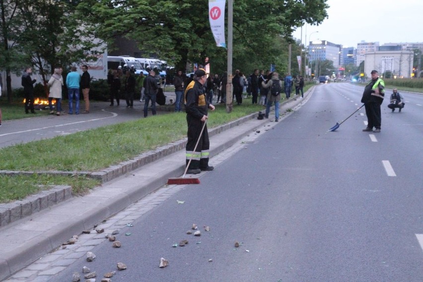 Zamieszki na Legnickiej po śmierci w komisariacie. Rzucali kamieniami w policję