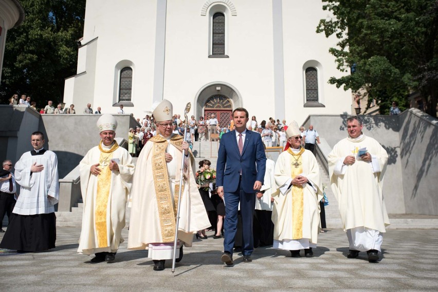 Uroczystość rozpoczęła się na schodach kościoła „na górce"....