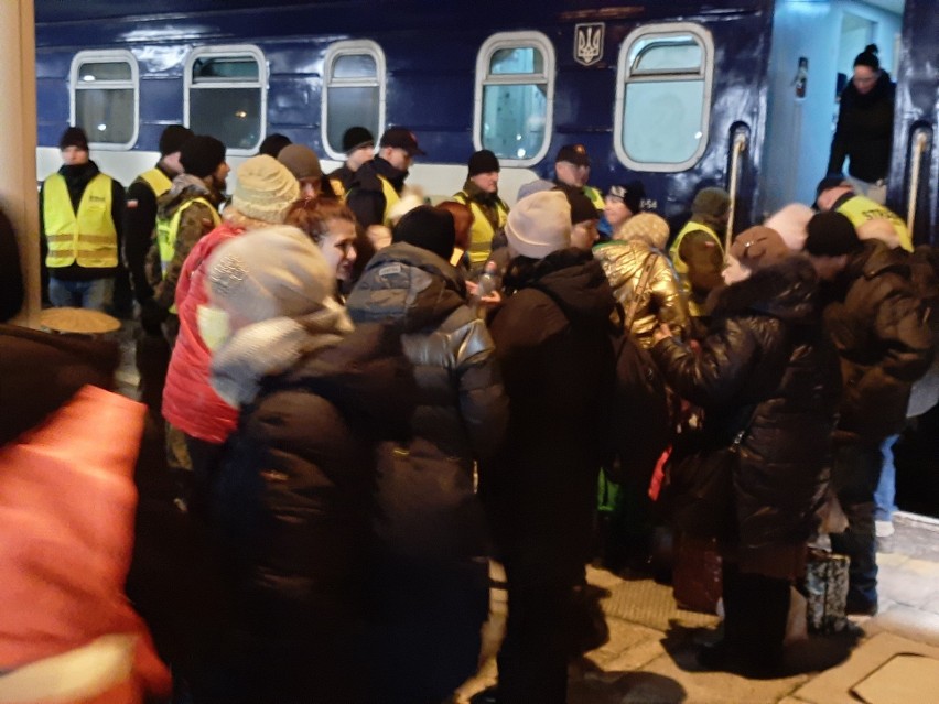 Pociąg z 1200 uchodźcami z Ukrainy przyjechał do Sędziszowa. Po krótkim pobycie w hali sportowej pojechali dalej. Zobaczcie film i zdjęcia