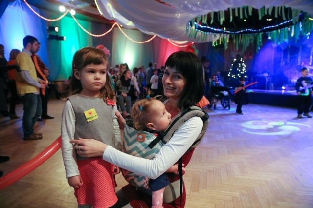 Dwuletnia Marysia (w nosidełku) i pięcioletnia Mariola przyjechały z mamą Edytą Doroszko na niedzielną zabawę aż z Sokółki. To była pierwsza choinka Marysi i druga Marioli.