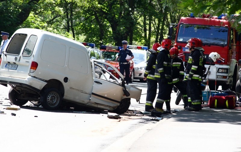 Tragiczny wypadek na ul. Przestrzennej. Jedna osoba nie żyje, ośmiu rannych [zdjęcia]