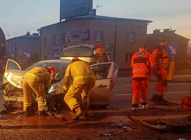 Wypadek w Siewierzu.Zobacz kolejne zdjęcia. Przesuwaj zdjęcia w prawo - naciśnij strzałkę lub przycisk NASTĘPNE