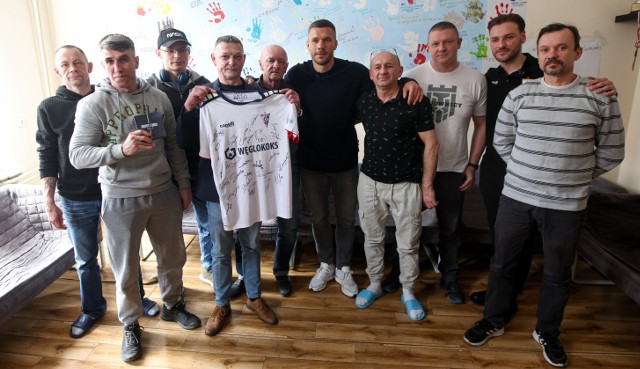 Lukas Podolski w odwiedzinach u byłych więźniów.
