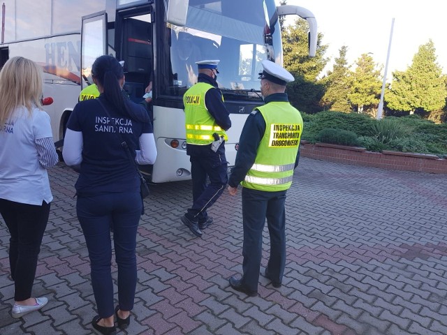 W poniedziałek od samego rana odbyły się wspólne kontrole autobusów szkolnych. W działaniach uczestniczyli mundurowi z ITD, policjanci oraz pracownicy sanepidu i kuratorzy oświaty.