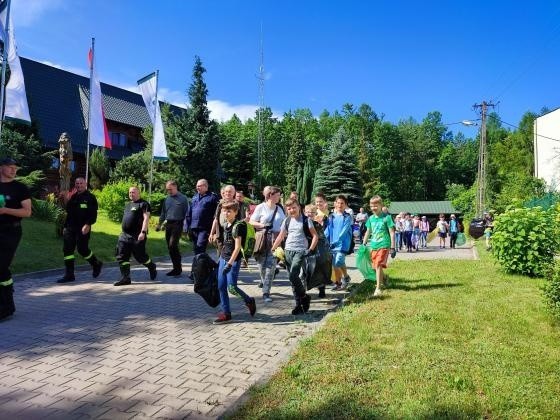 Akcja sprzątania lasu w Nadleśnictwie Przysucha. Zaangażowały się również dzieci ze szkoły podstawowej