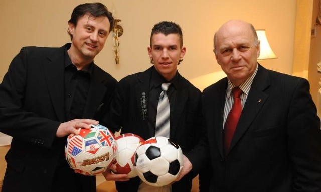 Prezes PZPN Grzegorz Lato (z prawej), piłkarz roku Waldemar Sobota i Trener roku Andrzej Polak.