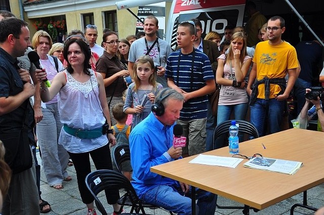 Sandomierskie wydanie listy prowadzi Piotr Baron. Chętni mogą pozdrowić za pośrednictwem Trójki swoich bliskich i znajomych.  