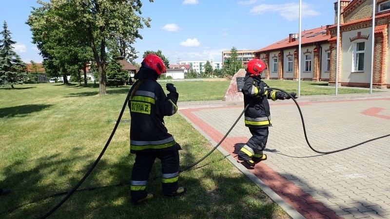 Grajewo. Dni Otwartych Strażnic. Gimnazjalistki przebrały się za strażaków (zdjęcia)