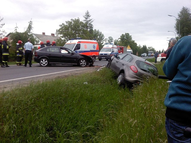 Wypadek w Iwoniczu. Zdjęcia InternautyDziś w Iwoniczu na drodze krajowej nr. 28 ok. godziny 15 zderzyły się dwa samochody. Jednego z poszkodowanych zabrał helikopter.