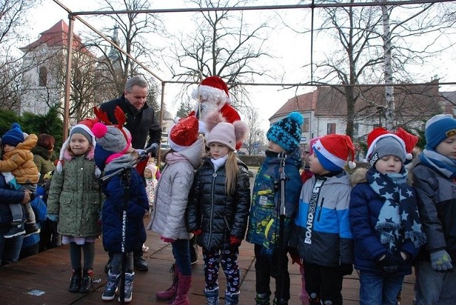 Jak co roku 6 grudnia do Pińczowa zawitał święty Mikołaj. Na pińczowskim rynku spotkał się z dziećmi z całej gminy. Pytał czy były grzeczne i rozdawał prezenty. Były też gry, konkursy i kiermasz bożonarodzeniowy. W tym roku podczas pińczowskich Mikołajek na rynku nie zabrakło członków Wolnej Grupy Motocyklowej Ponidzie, pań z kół gospodyń wiejskich, burmistrza Pińczowa Włodzimierza Baduraka i przedstawicieli pińczowskiego domu kultury. Zobacz więcej na kolejnych slajdach. [B]POLECAMY RÓWNIEŻ:[/B] Na te psy musisz mieć pozwolenie urzędnika! To groźne zwierzęta!ZOBACZ TAKŻE: FLESZ SMOG SKRACA ŻYCIEŹródło:vivi24