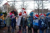 Mikołaj odwiedził Pińczów i spotkał się z dziećmi na rynku. Był też kiermasz bożonarodzeniowy [ZDJĘCIA]