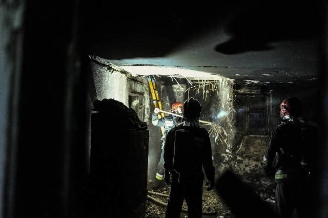 Pożar w Lesznie. W środę wieczorem ktoś najprawdopodobniej podłożył ogień w budynku dawnego warsztatu na terenach kolejowych przy Towarowej.Przejdź do kolejnego zdjęcia --->