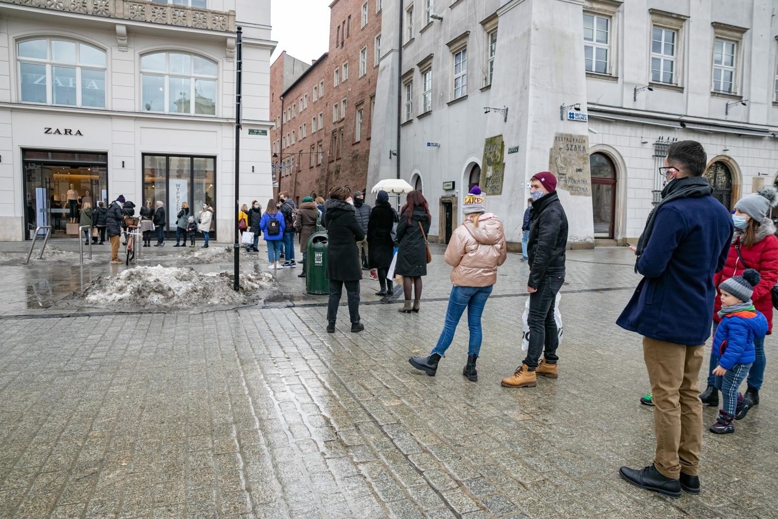 Brak turystów, jedzenie tylko na wynos, kolejki do sklepów. Tak wygląda  Rynek Główny w pandemii [ZDJĘCIA] | Gazeta Krakowska