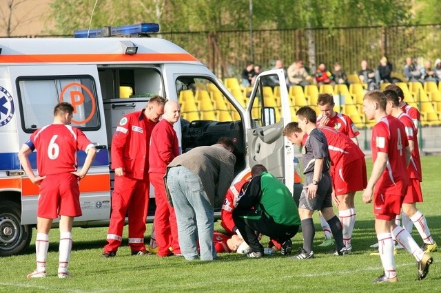 Bartosz Madeja z Siarki Tarnobrzeg został odwieziony do szpitala po zderzeniu z jednym z sanockich rywali. Ku ogromnemu zaskoczeniu publiki po kilkunastu minutach Madeja przybiegł z powrotem na boisko.