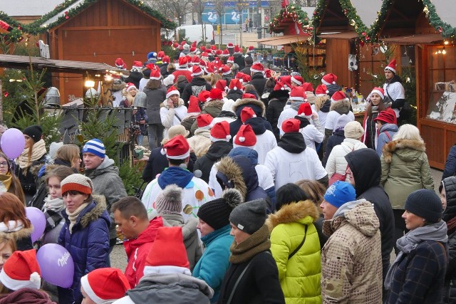 Święci Mikołajowie przemaszerowali przez Poznań. Promowali w ten sposób akcję charytatywną