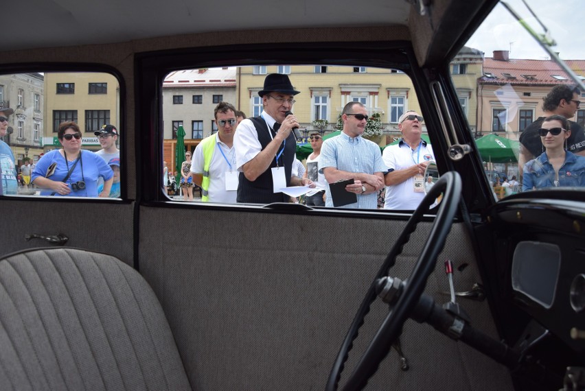 Perełki motoryzacji na oświęcimskim rynku - trudno było oderwać wzrok od zabytkowych samochodów [ZDJĘCIA]