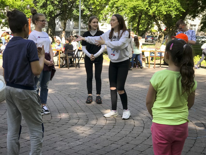 W Parku przy Placu Powstańców Warszawskich w Słupsku odbył się Dzień Dziecka po sąsiedzku