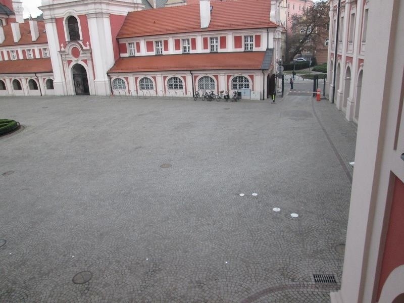 Plac Kolegiacki: Dziedziniec UM już bez samochodów