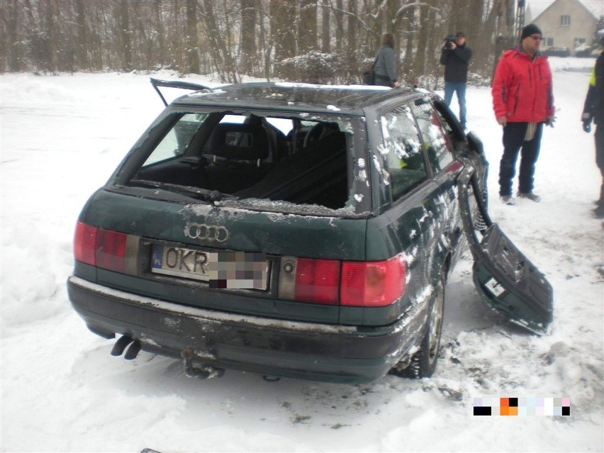 Zakrzów: Audi w stawie. 36-letni kierowca samochodu zjechał...