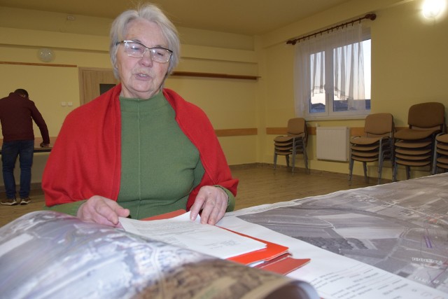 - Jesteśmy tak zdesperowani, że będziemy szukać pomocy, gdzie to jest możliwe - twierdzi Łucja Rugała radna wsi Zajeziorza, w gminie Samborzec, która przekazała do  Kancelaria Prezydenta Rzeczypospolitej Polskiej i Biura Rzecznika Praw Obywatelskich petycję w sprawie zmiany przebiegu drogi ekspresowej S74.