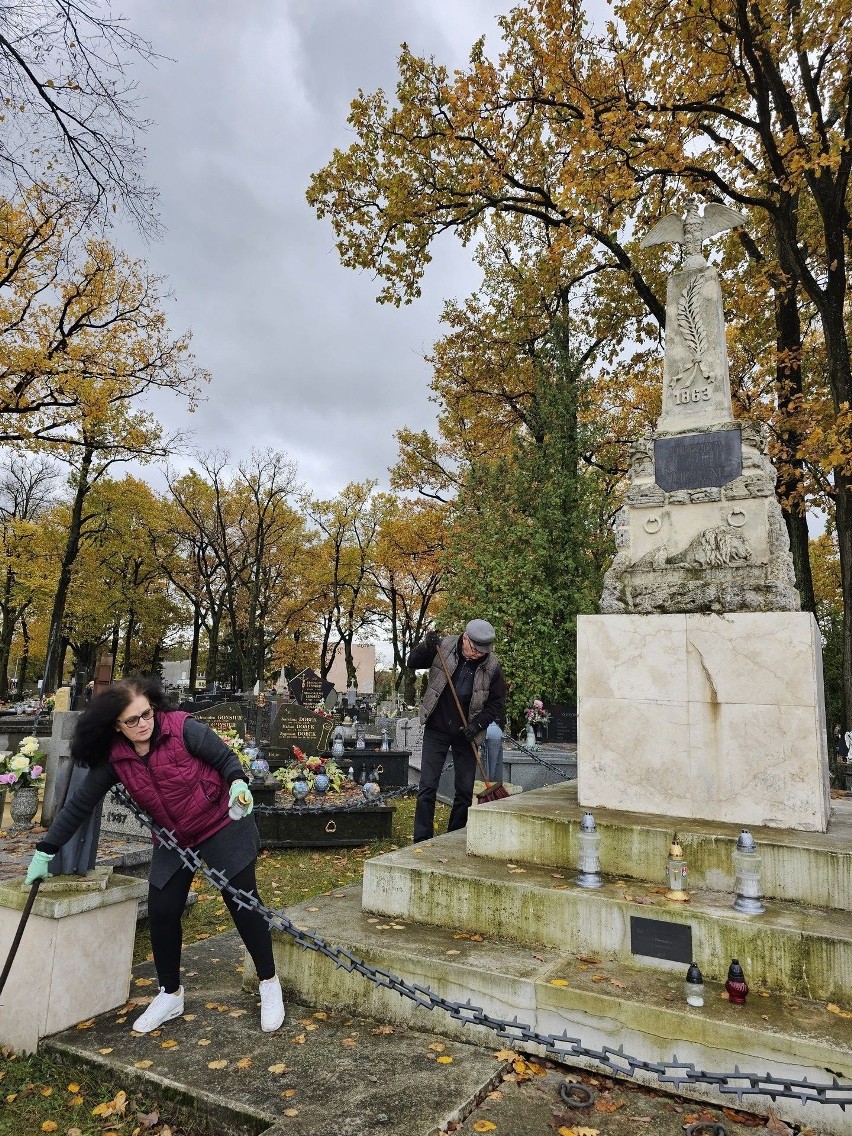 Wspaniałe efekty odnowy zabytkowych nagrobków na cmentarzu w Rudniku nad Sanem. Zobacz zdjęcia