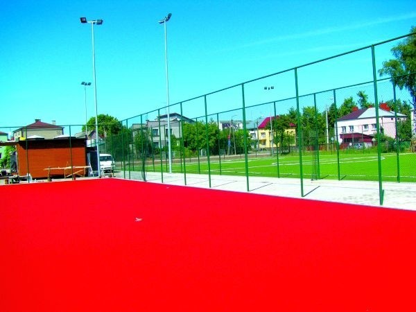 Kompleks sportowy, finansowany w ramach rządowego projektu "Moje boisko Orlik 2012&#8221;, powstaje w Czarnej tuż przy Szkole Podstawowej nr 2.