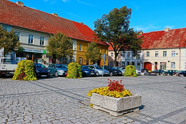 Wizytówkami Międzyrzecza są starówka i piastowski zamek. Zachęcamy mieszkańców i ich gości do popołudniowych spacerów, gdyż wczesną jesienią okolice rynku i zamkowy park wyglądają szczególnie urokliwie. Architektonicznymi perełkami rynku jest ratusz, kościół pw. Św. Wojciecha i zabytkowe kamieniczki. To serce miasta i niemy świadek jego jakże bogatych dziejów. Zobacz jak mieszkańcy Goruńska świętowali jubileusz 70-lecia Koła Gospodyń Wiejskich ;nfSzczególnie ciekawą historię ma natomiast średniowieczny zamek, wybudowany za czasów Kazimierza Wielkiego. To jedyny zamek w woj. lubuskim, który ma królewską metrykę. Dawniej bronił zachodnich rubieży Rzeczpospolitej, teraz jest atrakcją turystyczną i wizytówką miasta. Więcej informacji z powiatu międzyrzeckiego w tygodniku „Głos Międzyrzecza i Skwierzyny”   Zobacz wideo z obchodów Złotych i Diamentowych Godów w Międzyrzeczu