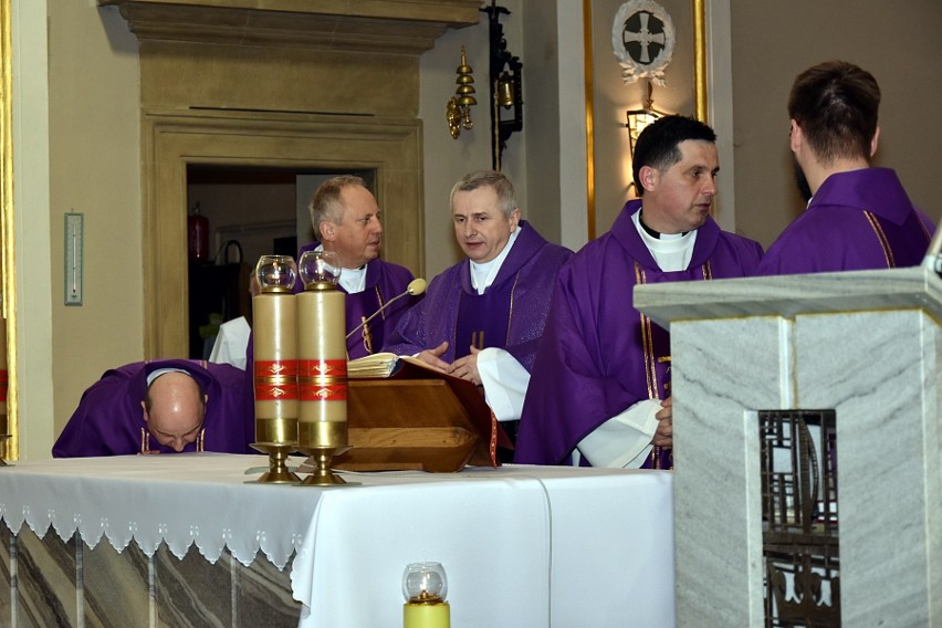 Gorlice. Upamiętnienie wszystkich ofiar zbrodni katyńskiej oraz ofiar tragedii smoleńskiej [ZDJĘCIA]