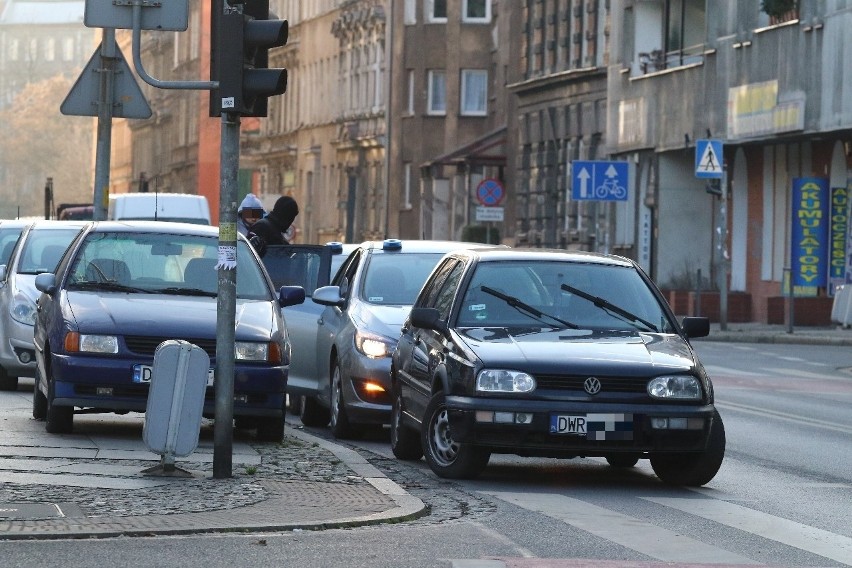 Akcja policji we Wrocławiu. W kominiarkach zatrzymali człowieka. Potem mieli wypadek