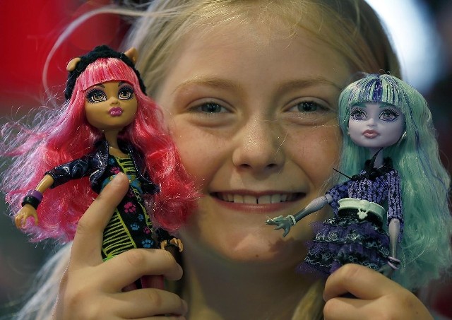 Plecaki i piórniki z podobizną lalek Monster High można dzisiaj znaleźć w każdym sklepie.