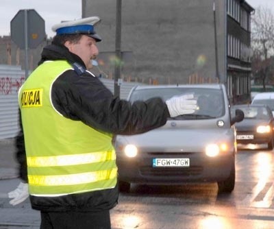 Wczoraj korek na Garbary był taki, że kierowcom wyjechać na ul. Sikorskiego pomagał policjant Dariusz Pulkowski (na zdjęciu) razem z kolegą Karolem Jajdelskim