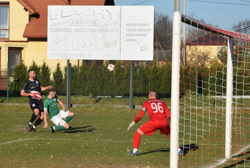 Styrobud Trzeboś (czarne stroje) ograł zespół z Przybyszówki...