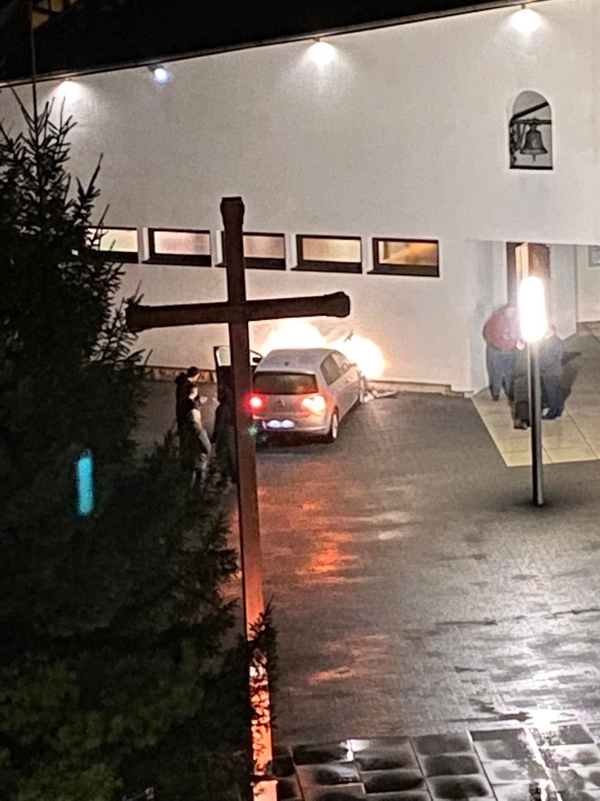 Samochód uderzył w budynek kościoła w Siechnicach 20.02.2022