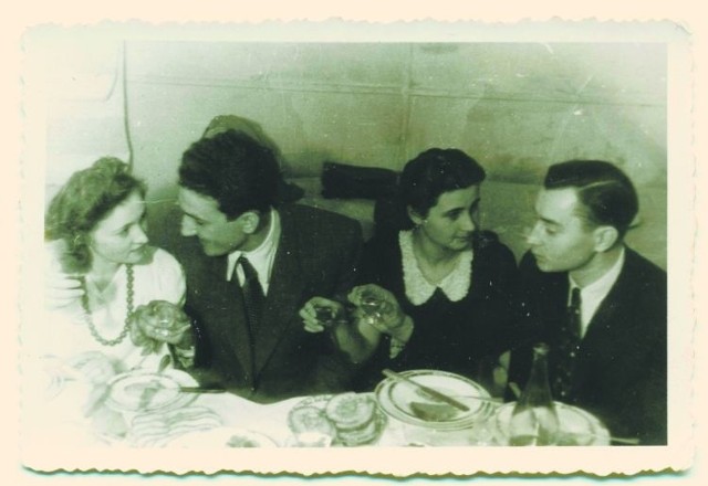 Czesław Waliński ze swoją przyszłą żoną Janiną Cinajcic (od lewej) i syn kierownika kina, pan Kuźmin z żoną.   