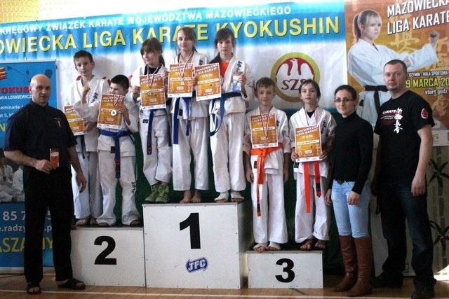 Młodzi karatecy MKKK dumni ze swoich osiągnięć.