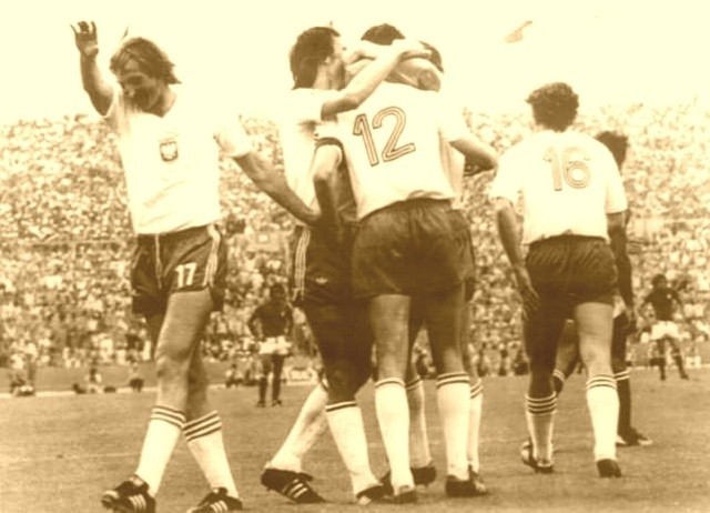 Deyna w objęciach kolegów po strzeleniu bramki Dino Zoffowi w meczu z Włochami w 1974 roku