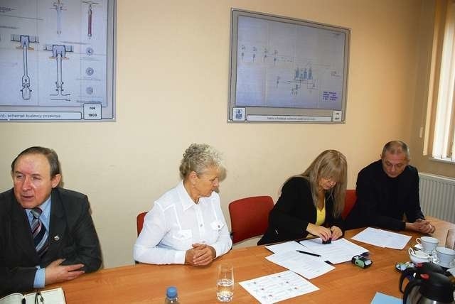 Prezes PCK w Nakle Bogumiła Jabłońska podpisała umowę o współpracy z przedstawicielami Komunalnego Przedsiębiorstwa Wodociągów i Kanalizacji, dzięki której w miniPSZOK-ach można zostawiać dary
