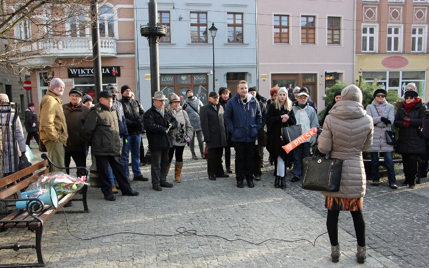 Bez transparentów, a jedynie z gwizdkami zebrała się blisko...