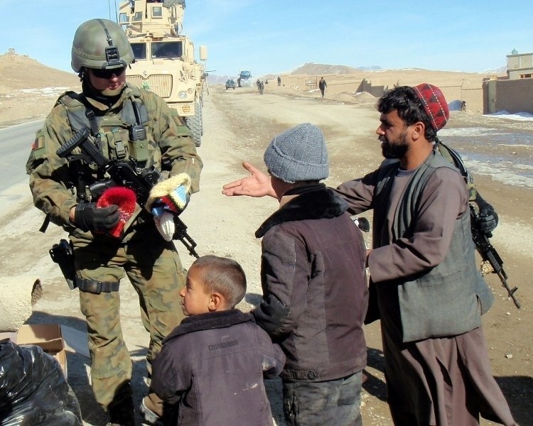 Afganistan: polscy żołnierze rozdali dzieciom wykonaną w...
