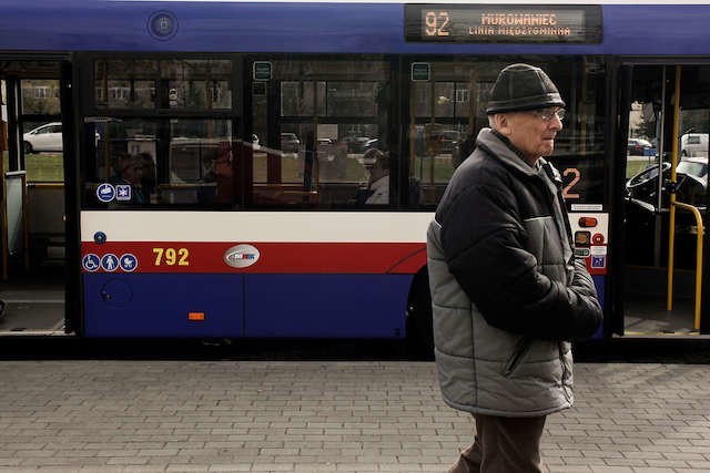 Mieszkańcy sąsiednich gmin jeżdżą na czterech liniach autobusowych: 91, 92, 93, 94. Najwięcej, bo 44 proc. kosztów pokrywa Bydgoszcz w przypadku linii nr 93, biegnącej do Niw. Na zdjęciu: „93” Błonie - Murowaniec.