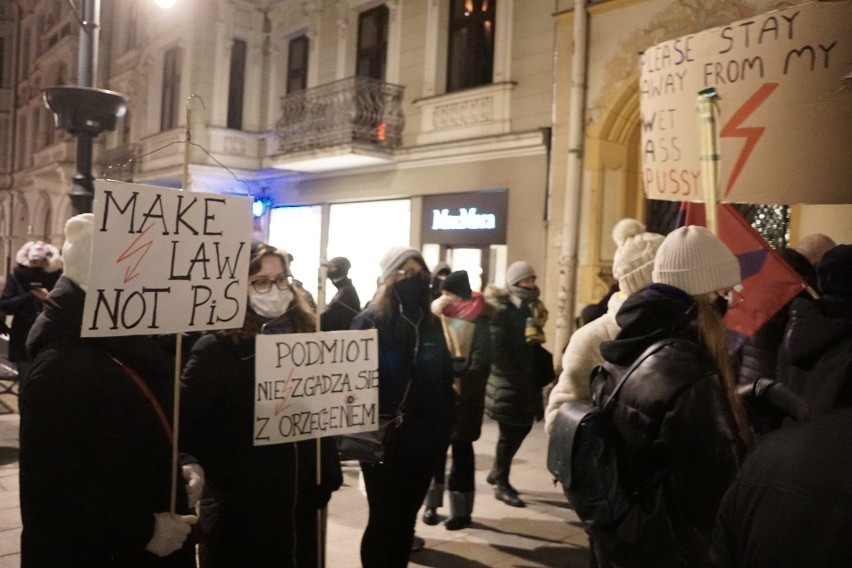 Protest Kobiet w Łodzi przeciwko zakazowi aborcji.