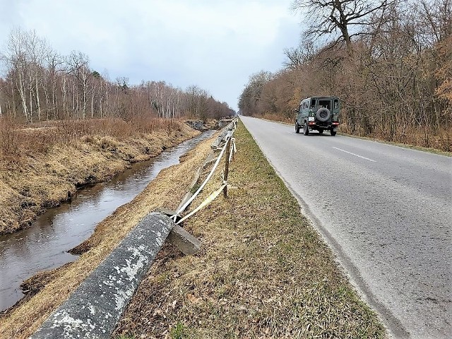 Osuwająca się skarpa stwarza niebezpieczeństwo dla użytkowników drogi powiatowej w Stalach.