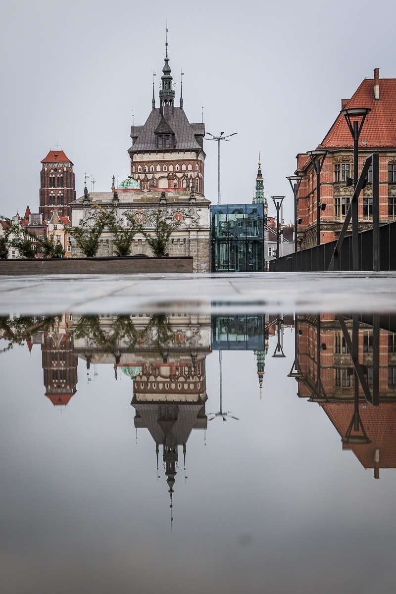 Gdańsk widziany w kałuży jest niesamowity! Koniecznie zobacz...