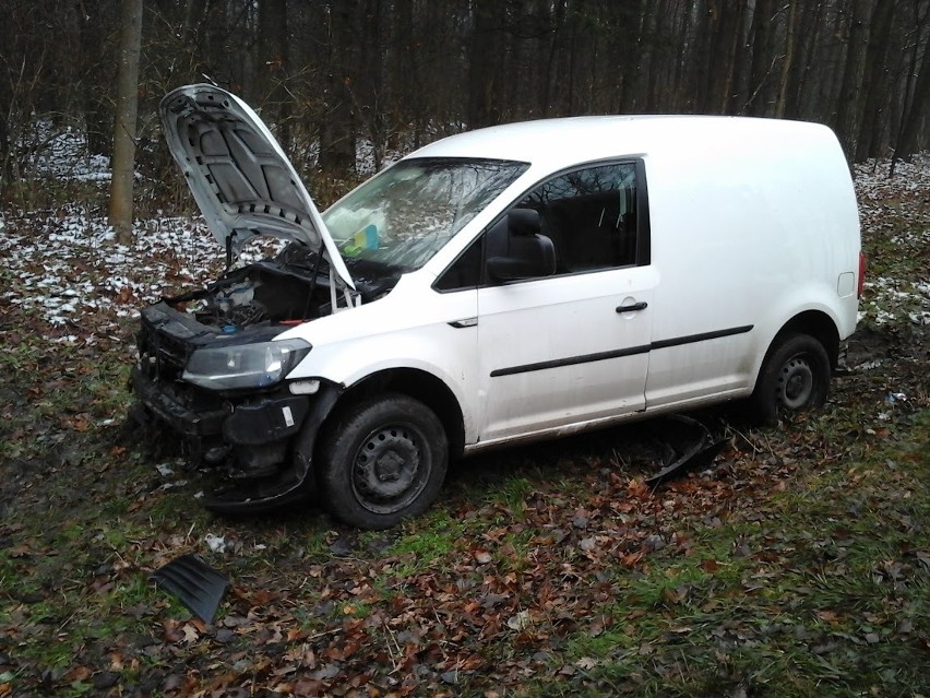 Piliki - Bielsk Podlaski. Wypadek na drodze krajowej. Samochód osobowy w rowie, jedna osoba ranna