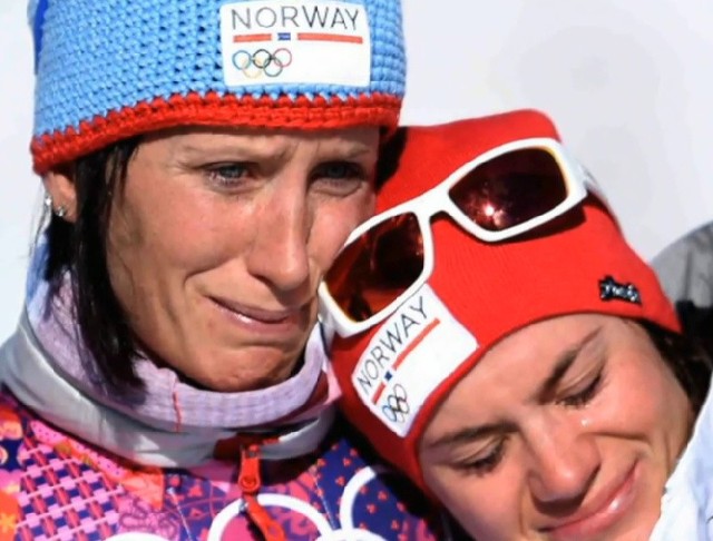 Marit Bjoergen (z lewej) w Soczi zdobyła złoto w biegu łączonym na 15 km.