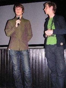 Piotr Jagiełło (z lewej) za rolę w "Somers Town&#8221; dostał nagrodę na festiwalu w Tribece. Obok - dyrektor programowy 38. LLF Paweł T. Felis.